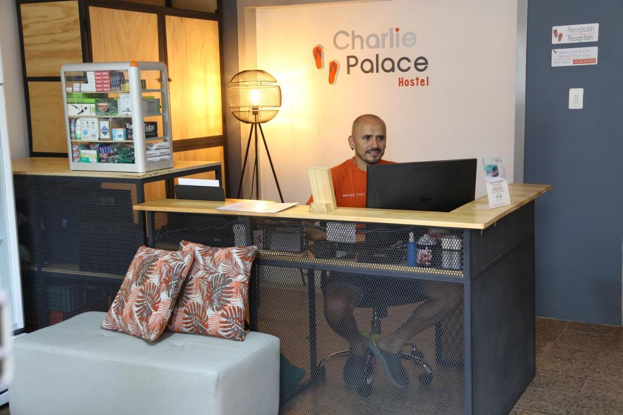 Charlie Palace Hostel Medellin Bagian luar foto